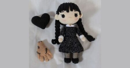 Receita de Amigurumi da Wandinha: Passo a Passo Completo da Personagem Icônica